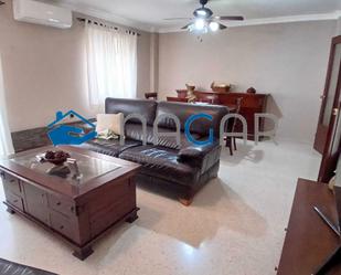 Sala d'estar de Pis en venda en La Línea de la Concepción amb Aire condicionat i Moblat