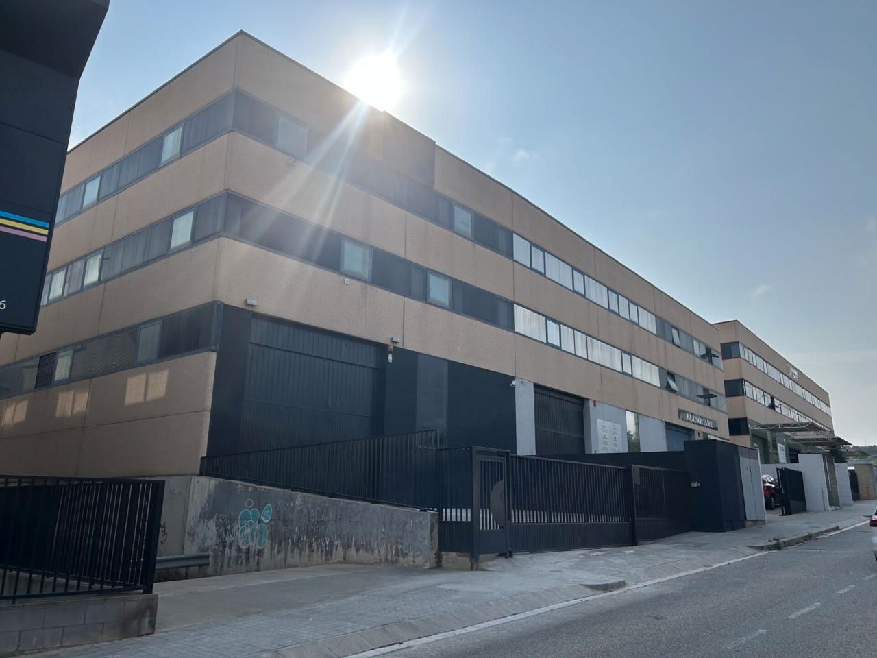 Außenansicht von Fabrikhallen zur Miete in Badalona mit Alarm