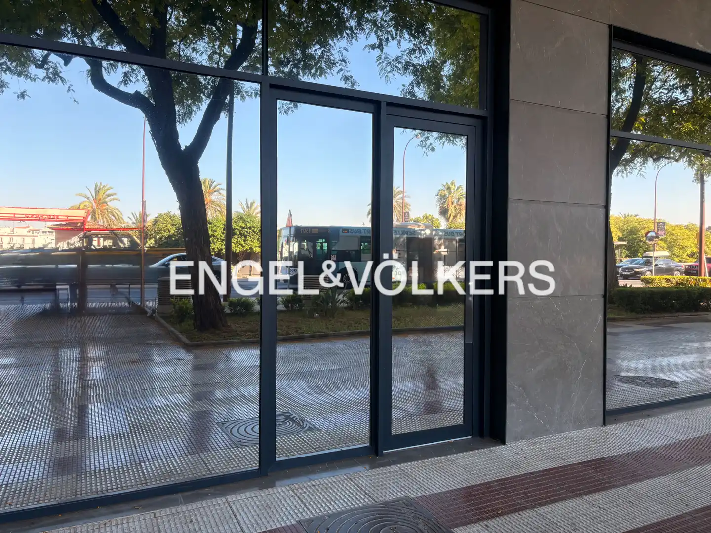 Vista exterior de Local de lloguer en Sevilla