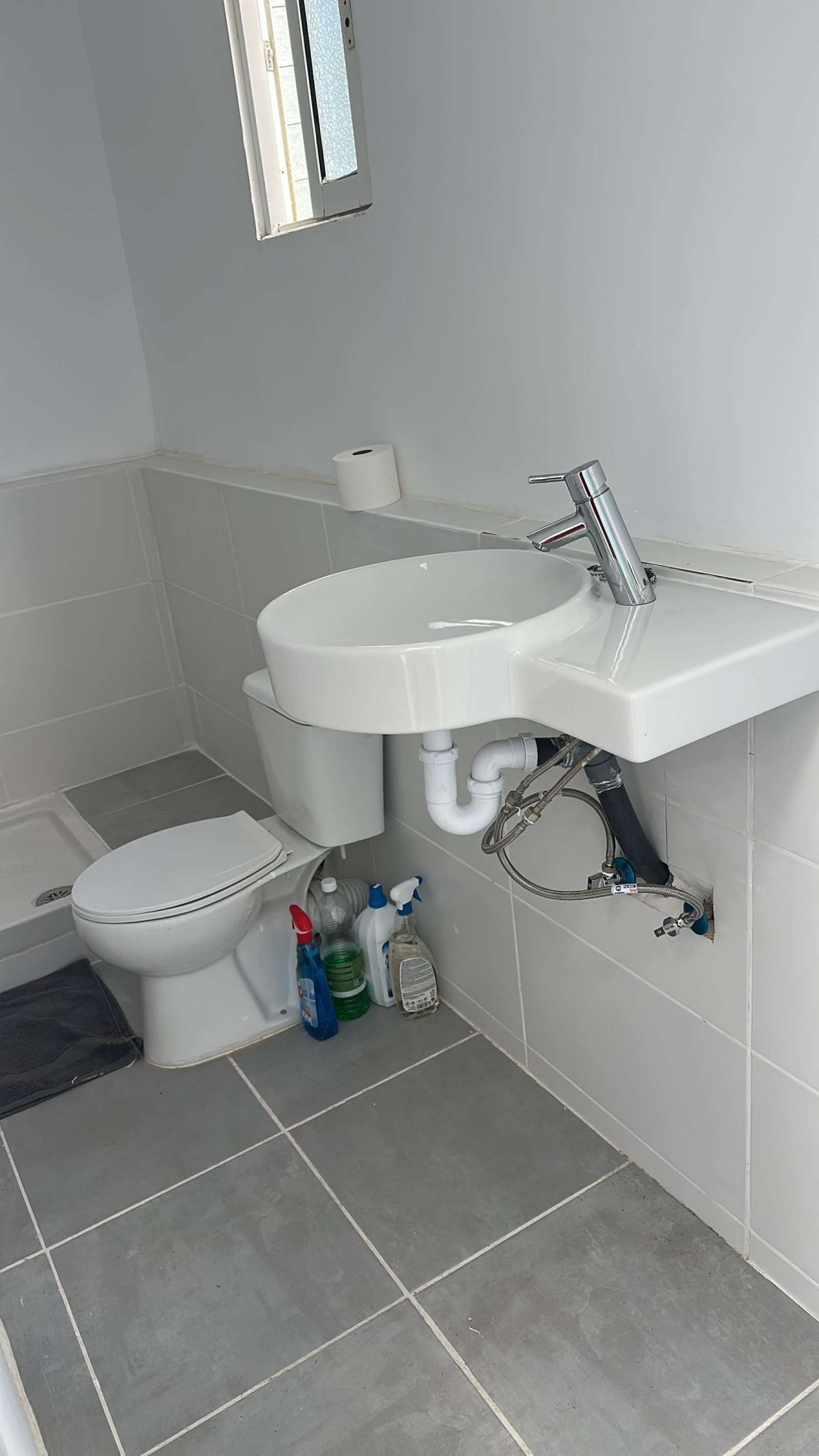 Bathroom of Study to share in Sabadell  with Air Conditioner and Terrace