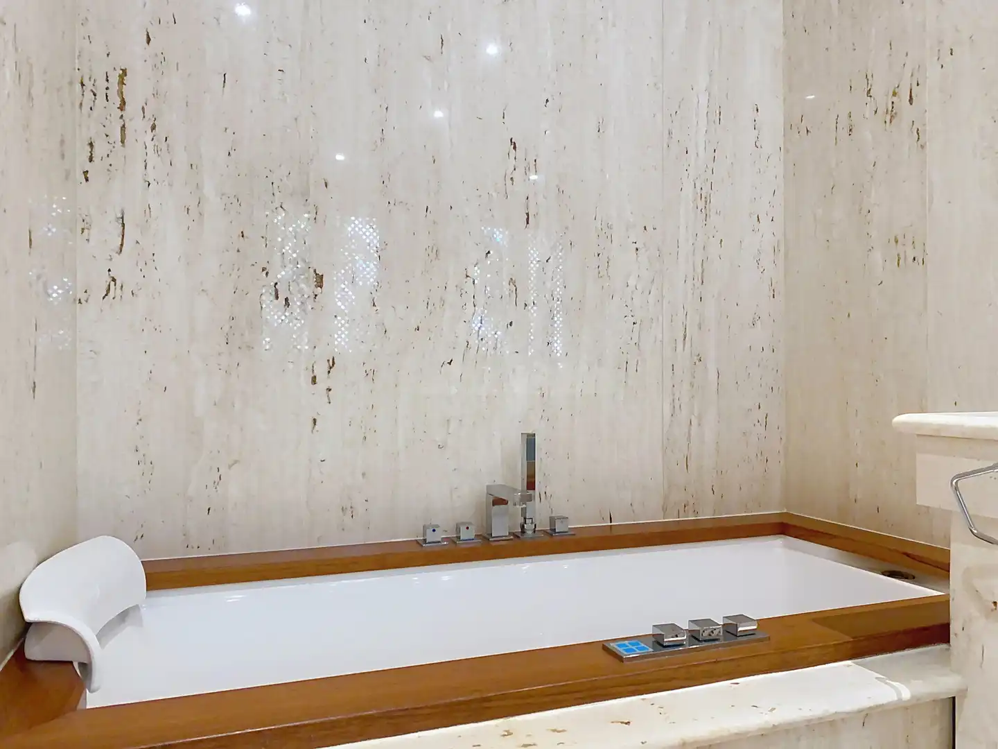 Bany de Apartament en venda en Estepona amb Aire condicionat, Terrassa i Piscina