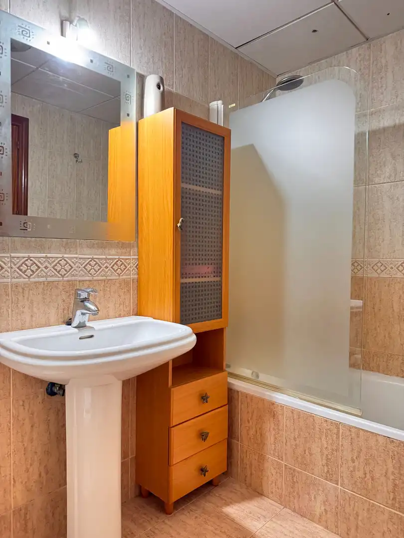 Bany de Apartament en venda en Roquetas de Mar amb Aire condicionat, Terrassa i Piscina comunitària