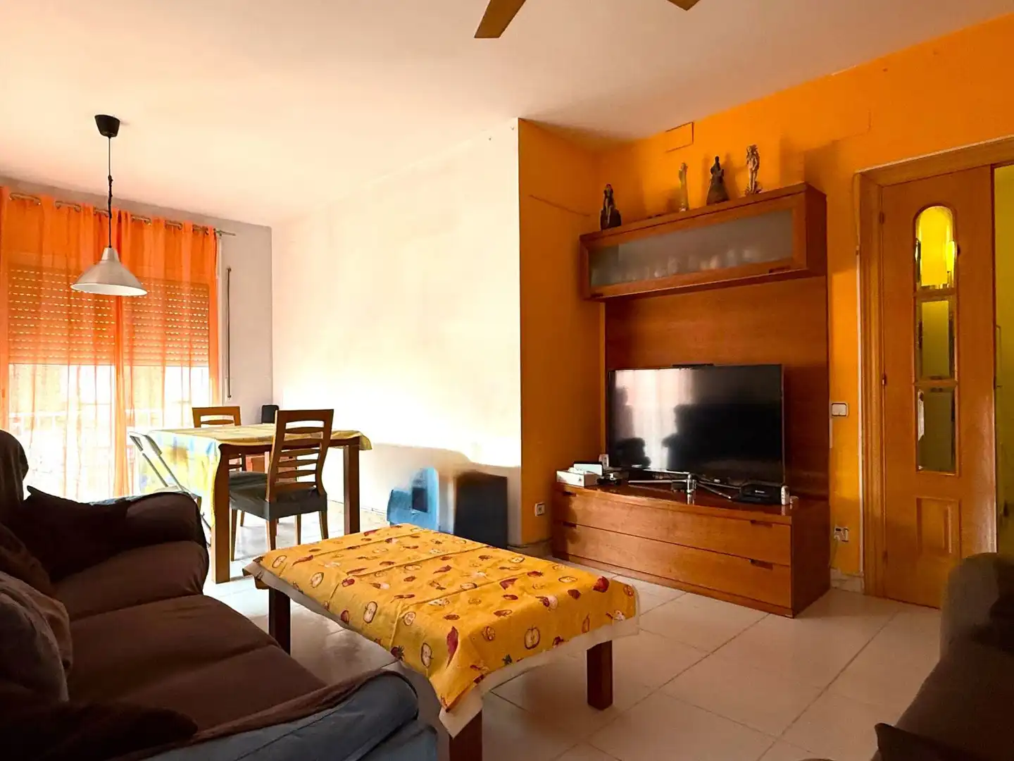 Sala de estar de Casa adosada en venta en Sant Boi de Llobregat con Terraza y Trastero