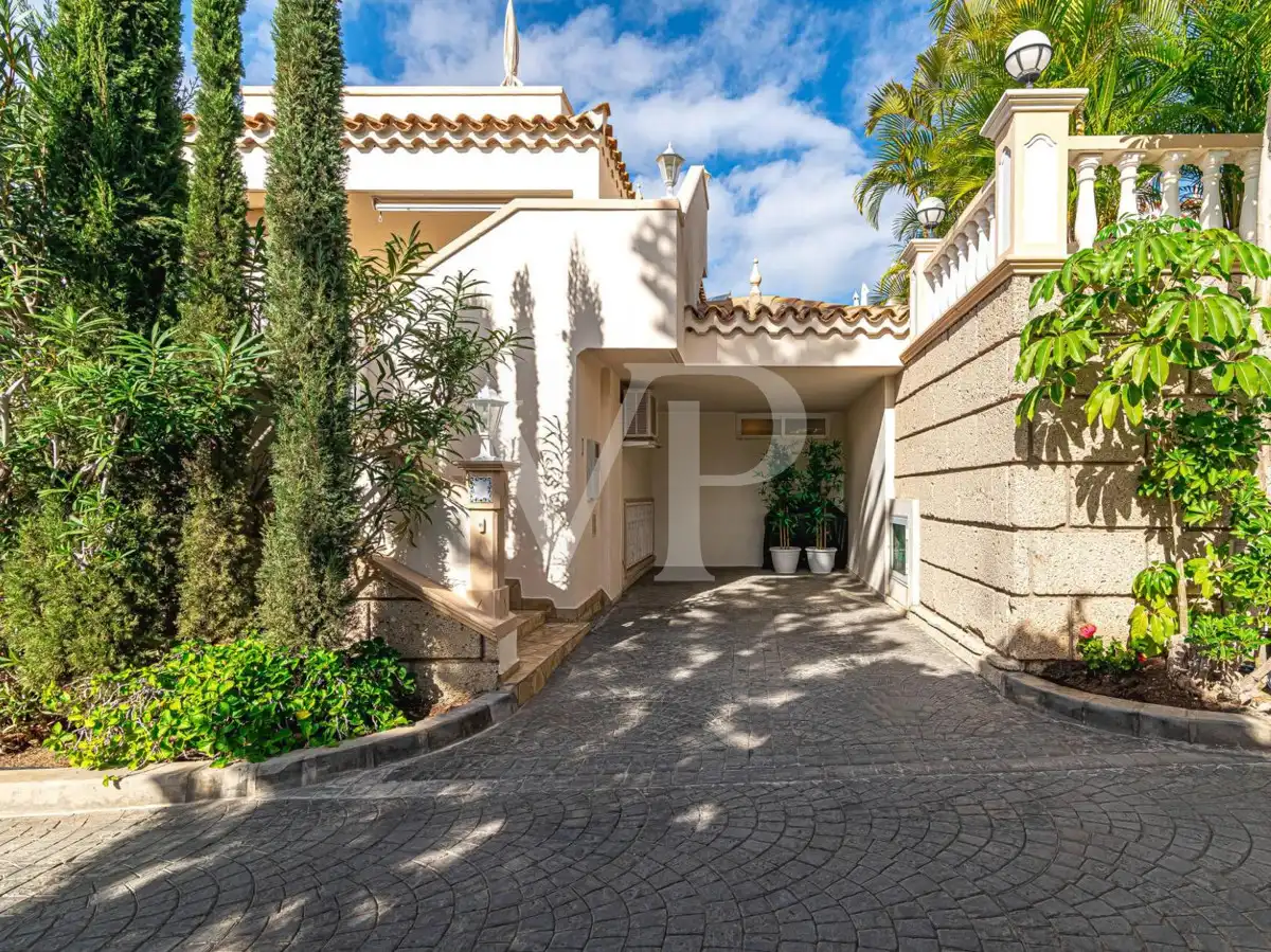 Houses for sale in Playa del Duque