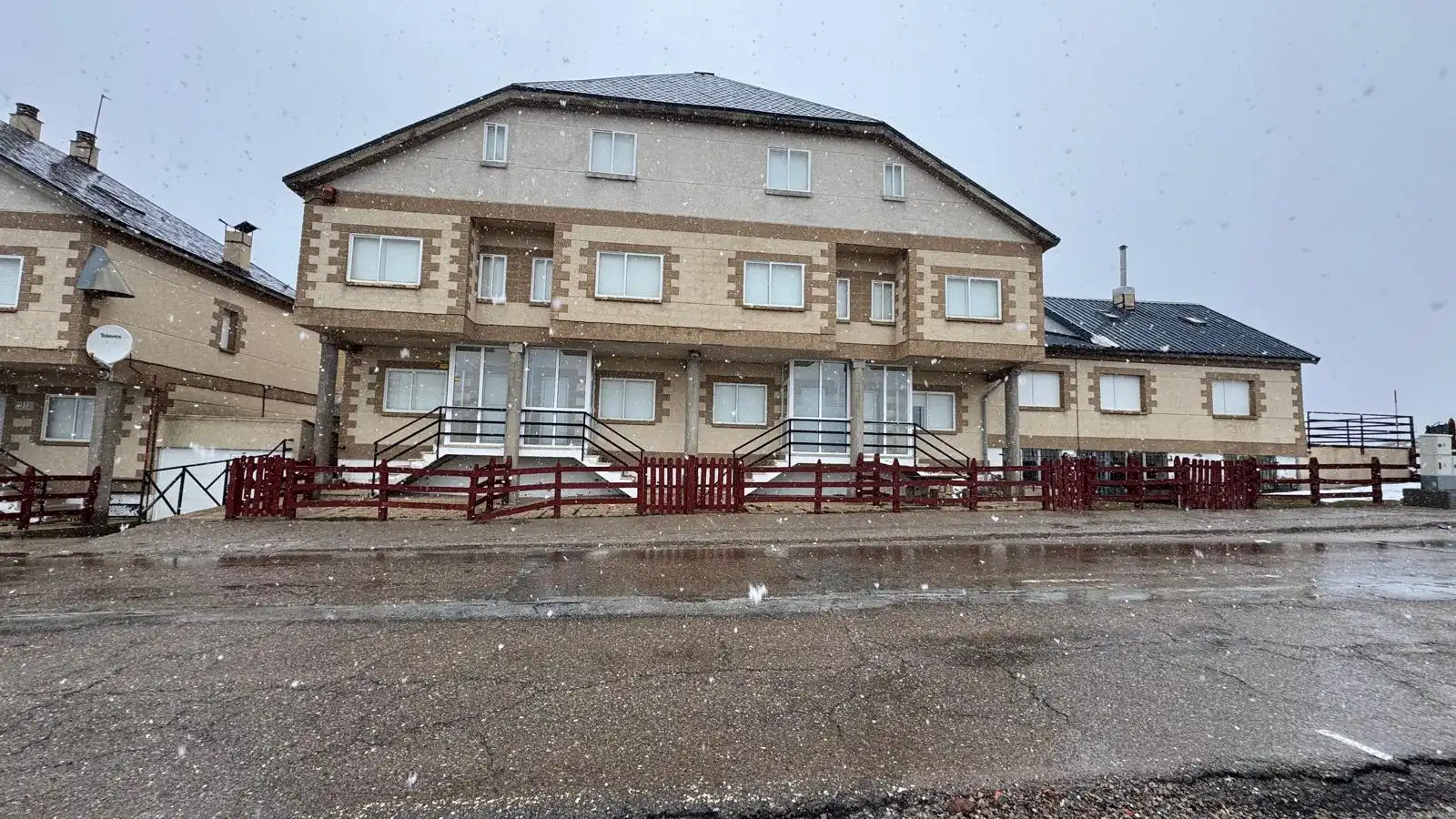 Vista exterior de Casa adosada en venta en Hermandad de Campoo de Suso con Calefacción, Parquet y Terraza