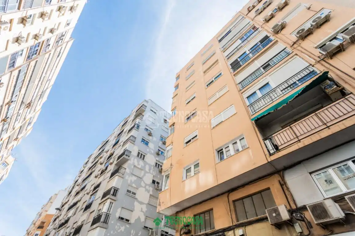 Vista exterior de Piso en venta en Almería con Calefacción y Balcón