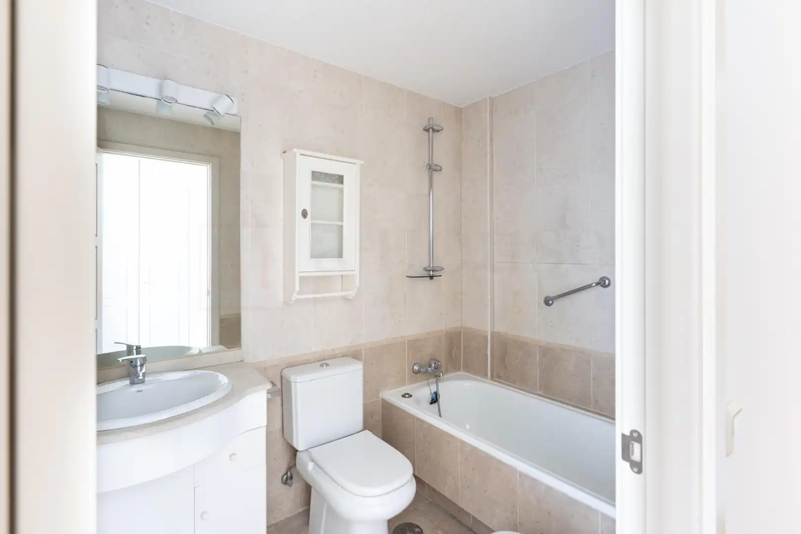 Badezimmer von Wohnung zum Verkauf in Madrid mit Klimaanlage, Heizung und Privatgarten