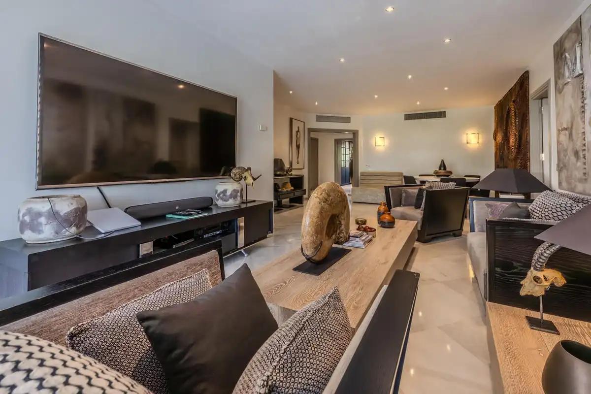 Wohnzimmer von Erdgeschoss zum Verkauf in Marbella mit Klimaanlage, Privatgarten und Terrasse