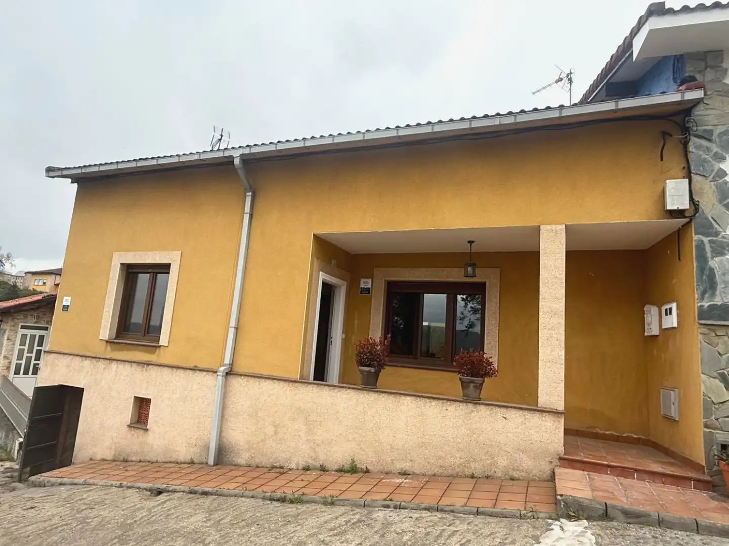 Vista exterior de Casa adosada en venta en Avilés con Calefacción, Jardín privado y Terraza