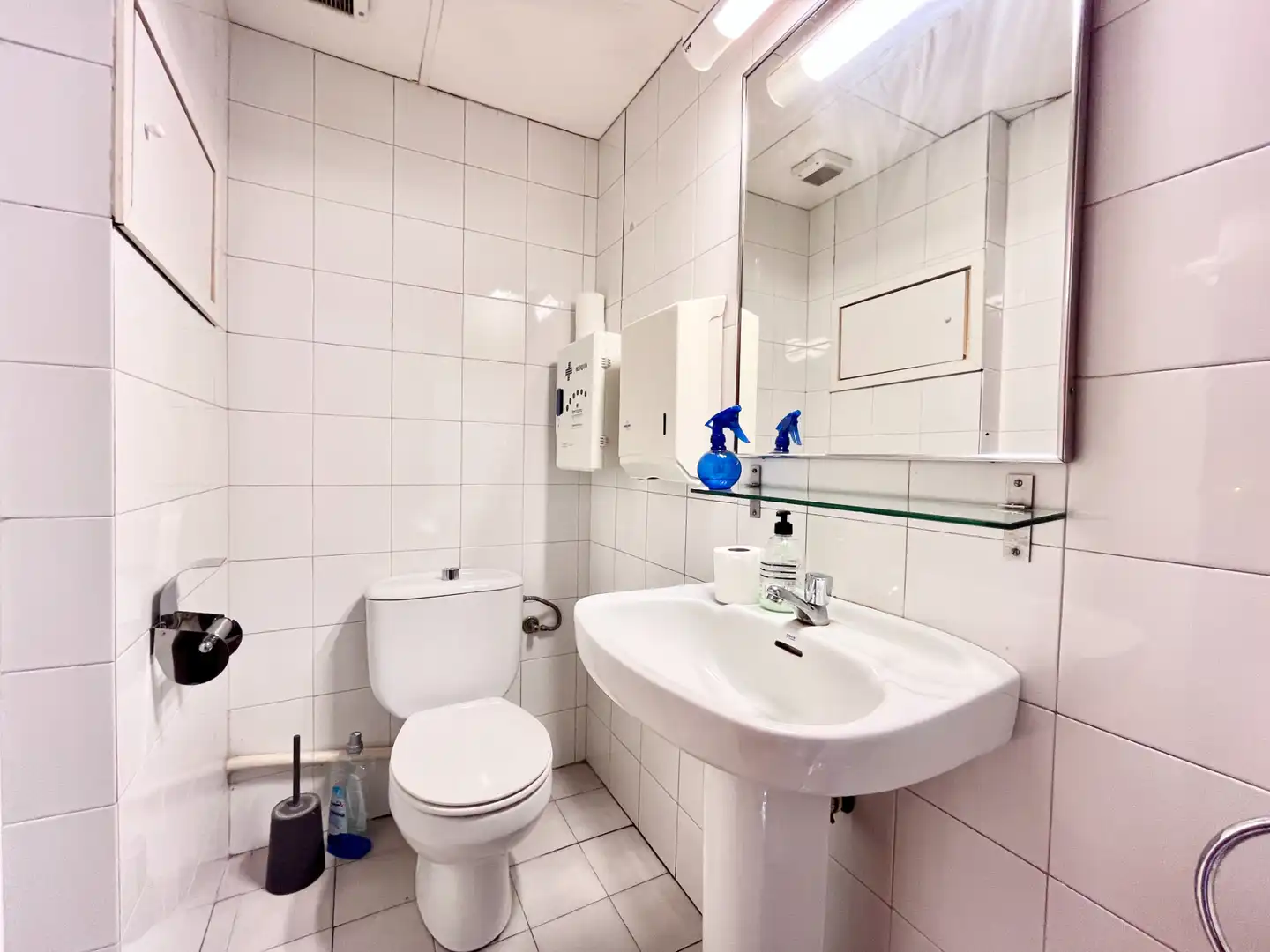 Badezimmer von Büro zur Miete in Barcelona mit Klimaanlage und Heizung