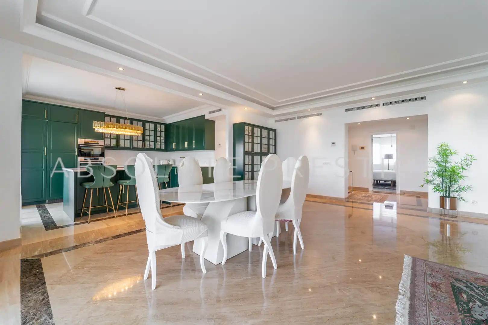 Menjador de Apartament en venda en Marbella amb Aire condicionat, Terrassa i Piscina