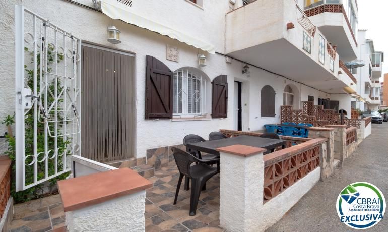 Exterior view of Planta baja for sale in Empuriabrava  with Community pool