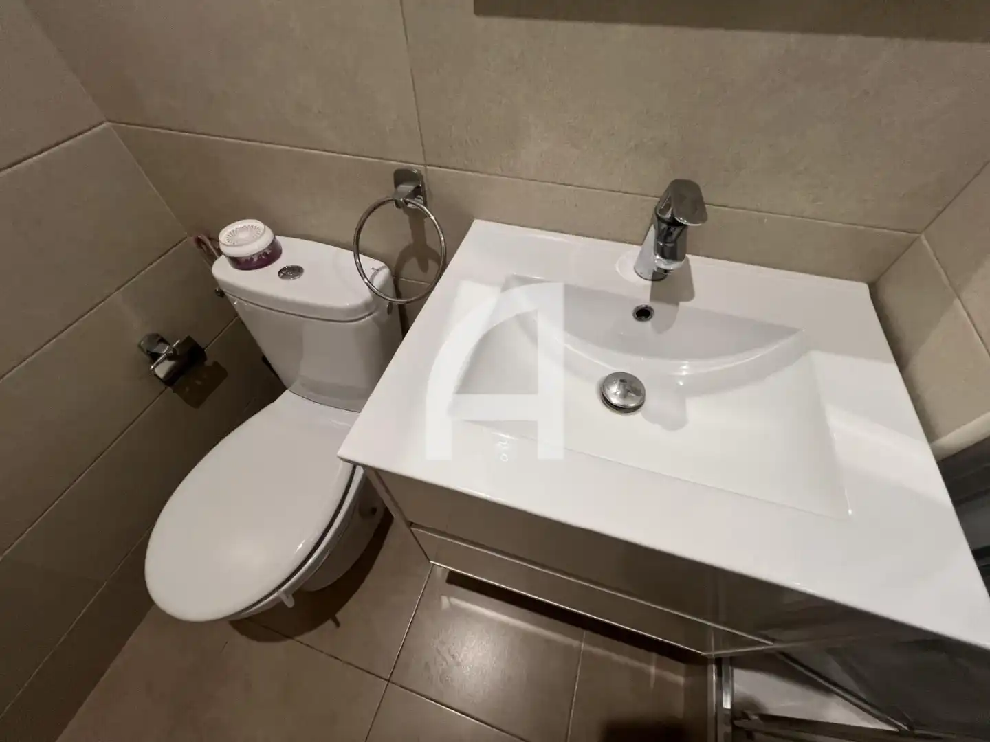 Bany de Àtic de lloguer en Barcelona amb Parquet, Terrassa i Balcó