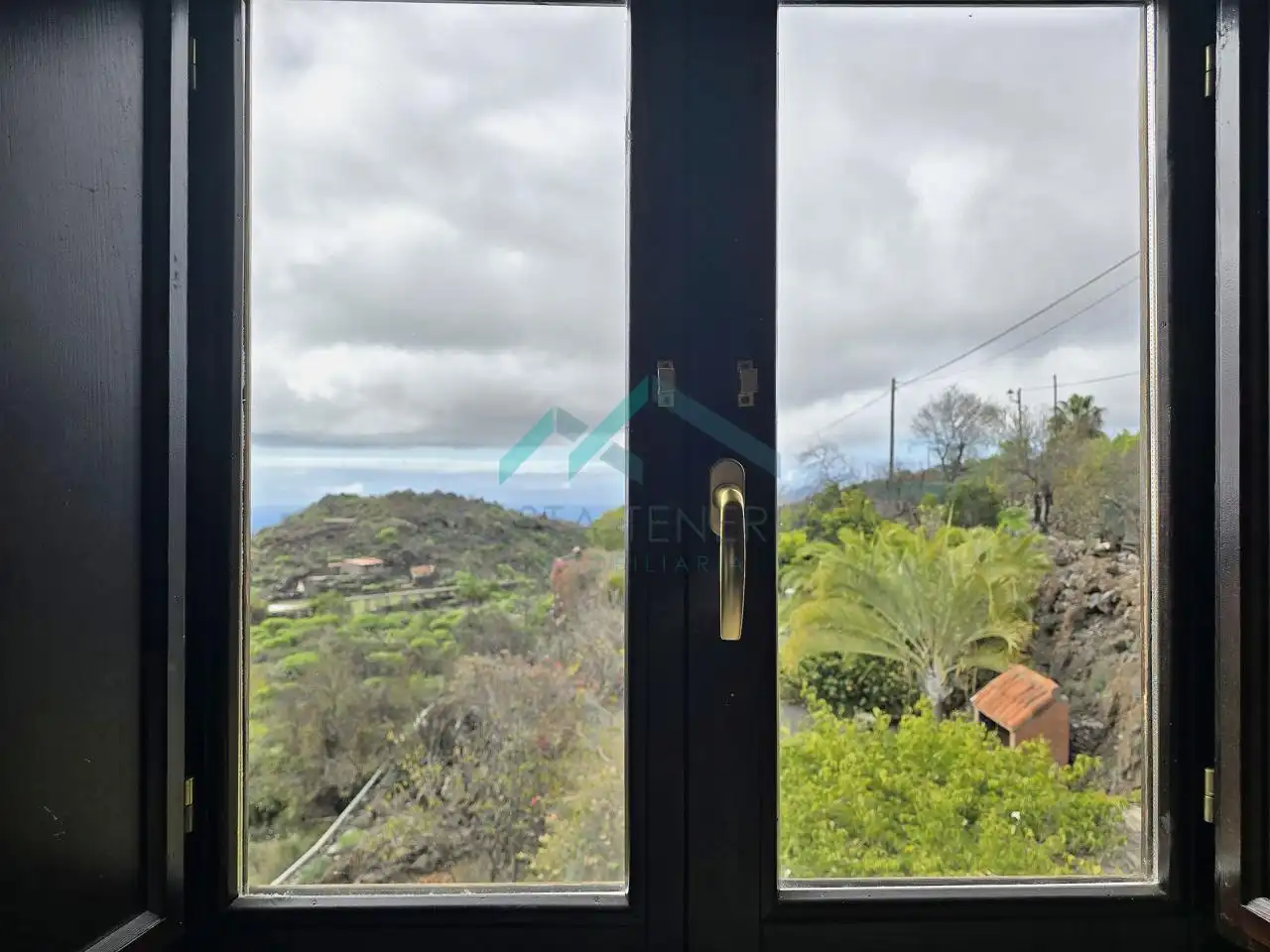 Vista exterior de Finca rústica en venda en Guía de Isora amb Jardí privat i Moblat