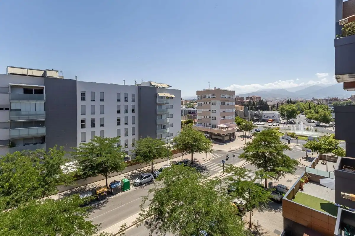 Vista exterior de Pis en venda en Granada amb Calefacció, Jardí privat i Parquet