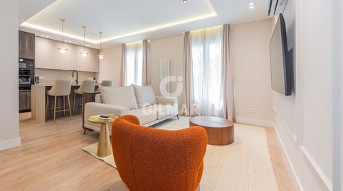 En el emblemático barrio Salamanca, uno de los más prestigiosos de Madrid, se presenta un piso exclusivo situado en la calle Martí