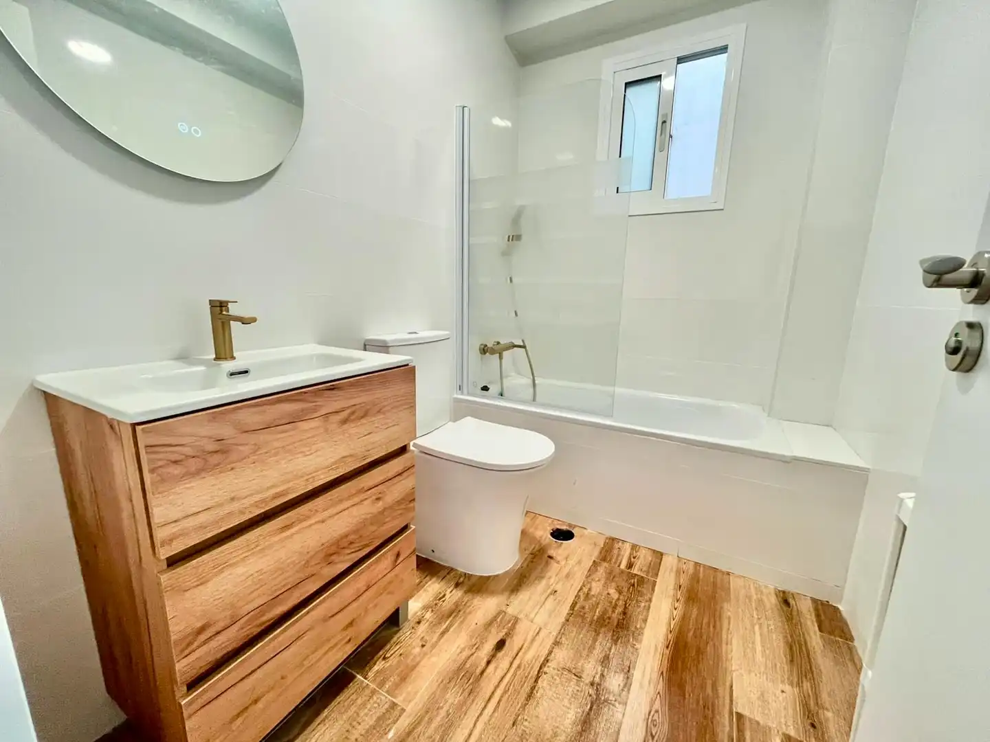 Badezimmer von Wohnung zur untervermieten in Sevilla mit Möbliert, Waschmaschine und Fernseher