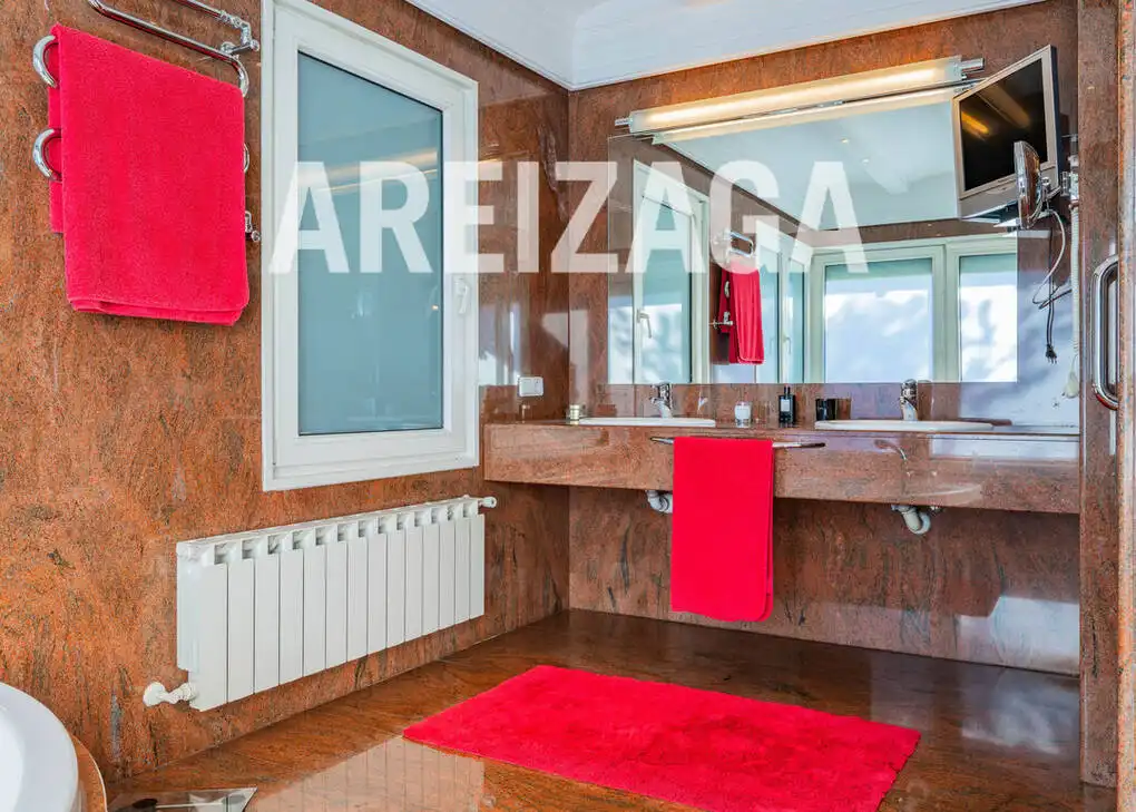 Bany de Casa o xalet en venda en Donostia - San Sebastián  amb Aire condicionat, Calefacció i Terrassa