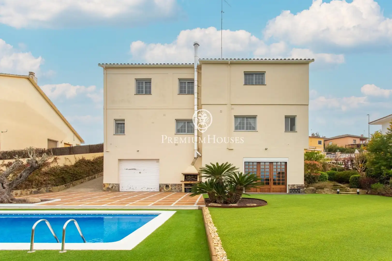 Vista exterior de Casa o xalet en venda en Mataró amb Calefacció, Jardí privat i Parquet