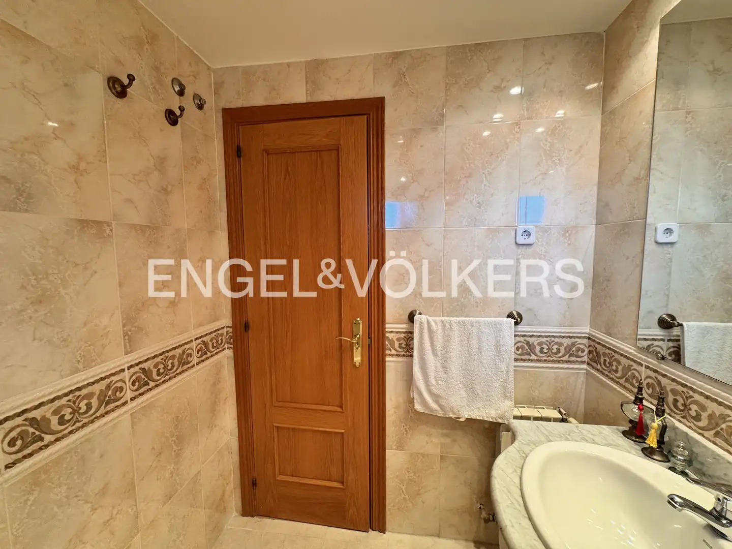 Baño de Ático de alquiler en Majadahonda con Aire acondicionado, Calefacción y Jardín privado