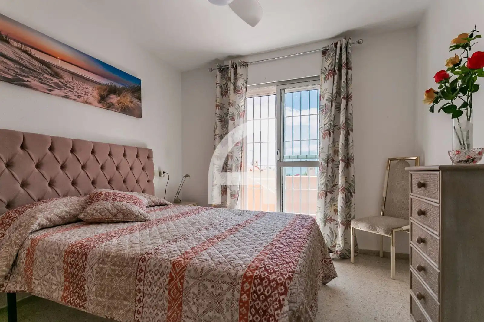 Schlafzimmer von Einfamilien-Reihenhaus zum Verkauf in Estepona mit Heizung, Terrasse und Schwimmbad