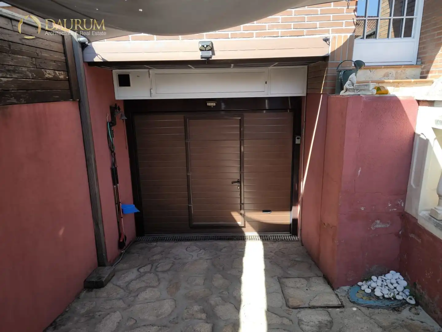 Aparcament de Casa adosada en venda en Fuenlabrada amb Aire condicionat, Calefacció i Jardí privat