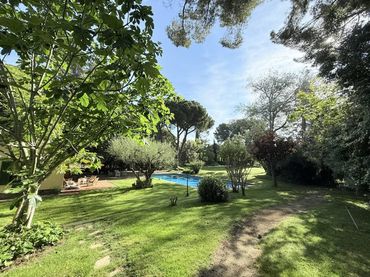 Casa amb piscina en venda a Carretera Esparreguera