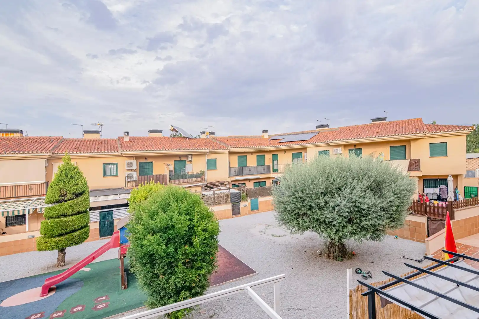 Vista exterior de Casa adosada en venda en Alhendín amb Terrassa, Traster i Balcó