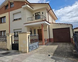 Vista exterior de Casa adosada de lloguer amb opció a compra en Medina de Pomar amb Calefacció, Jardí privat i Traster