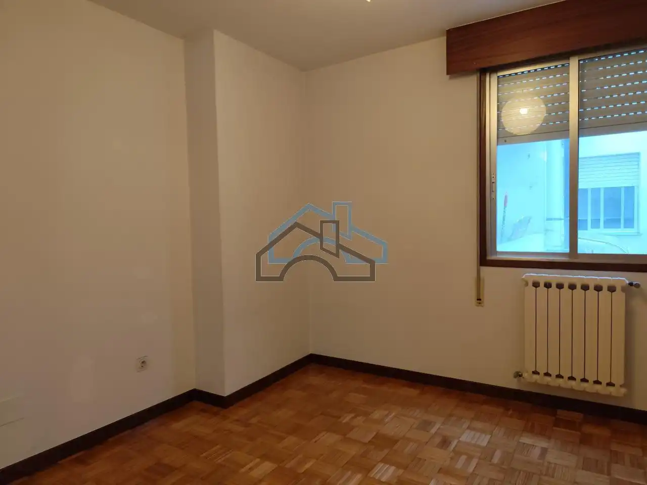 Dormitori de Pis de lloguer en A Coruña Capital  amb Calefacció, Parquet i Traster