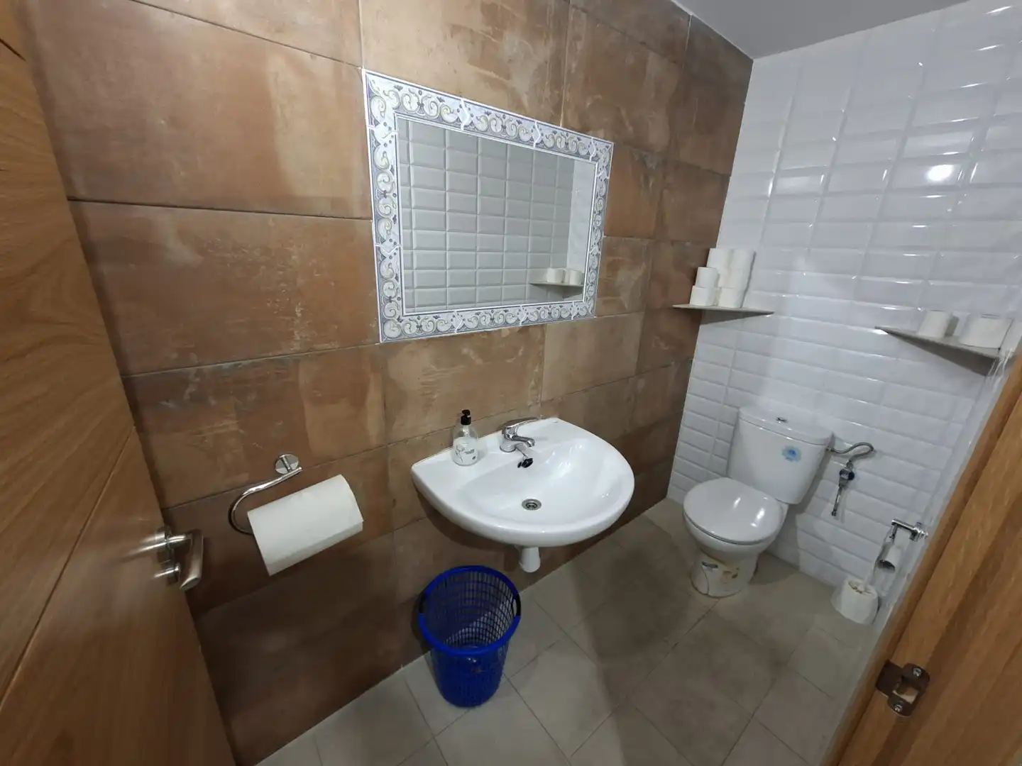 Badezimmer von Büro zum Verkauf in Plasencia mit Klimaanlage und Heizung