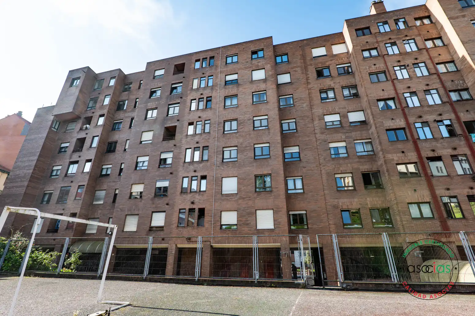 Vista exterior de Pis en venda en Oviedo  amb Calefacció, Parquet i Terrassa