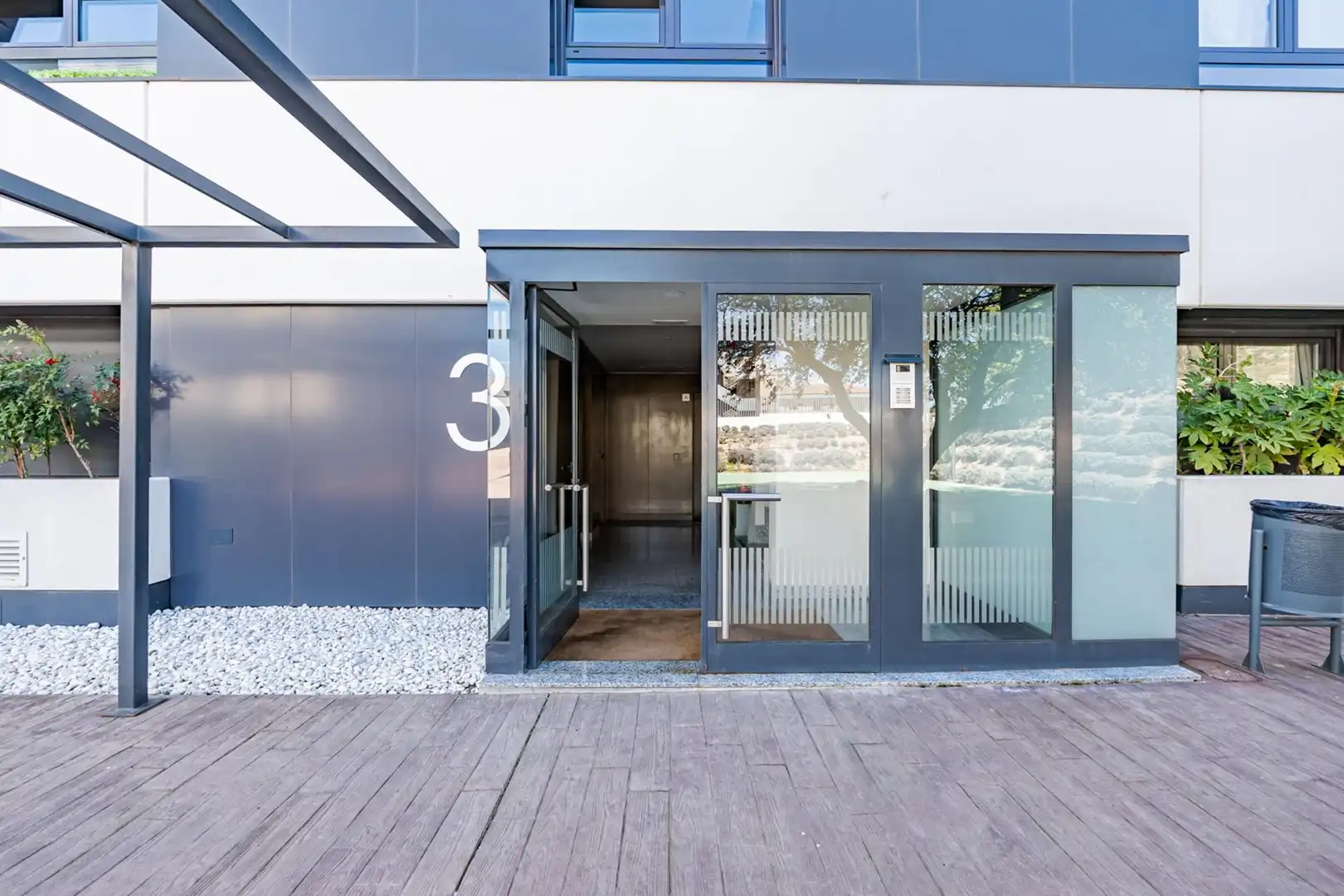 Außenansicht von Wohnung zum Verkauf in Boadilla del Monte mit Klimaanlage, Heizung und Terrasse