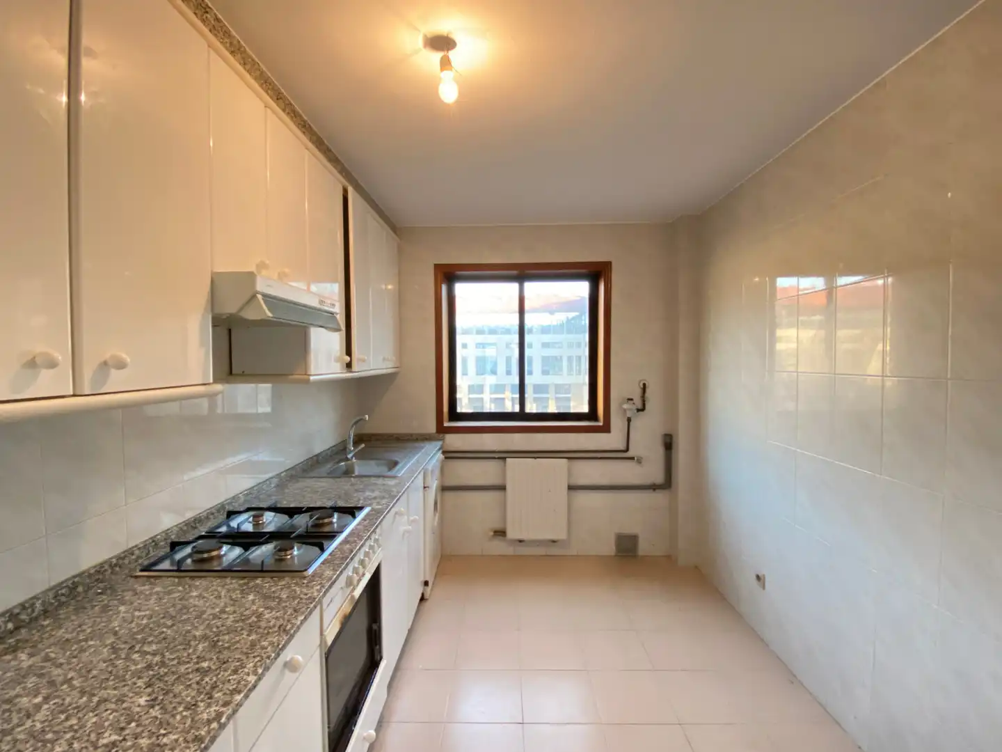 Cocina de Piso en venta en Santiago de Compostela  con Calefacción, Trastero y Amueblado