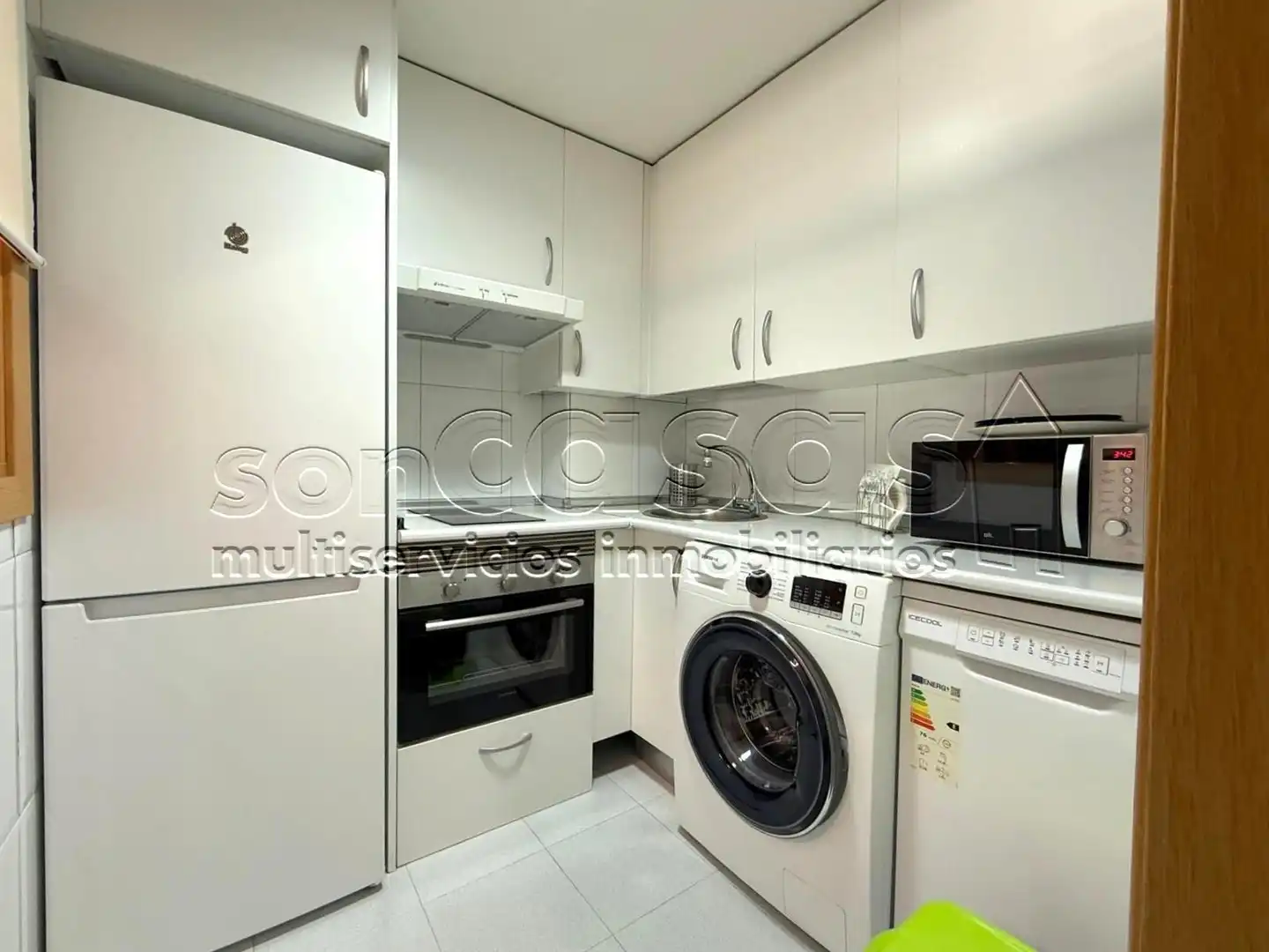 Cuina de Apartament de lloguer en Madrid amb Aire condicionat, Calefacció i Piscina