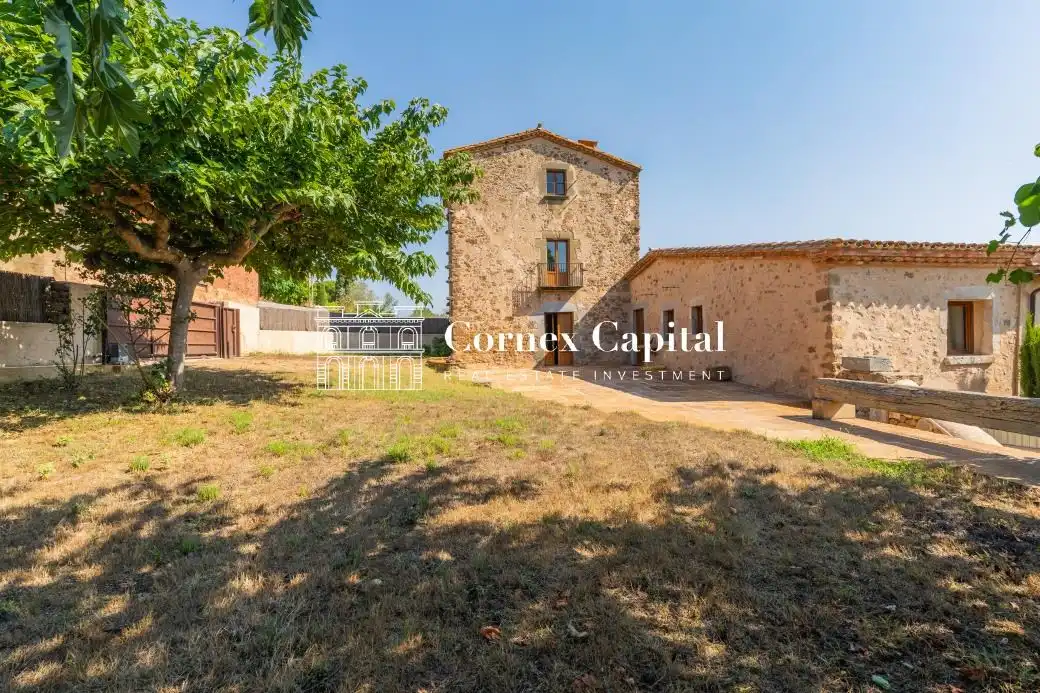 Maison rustique avec jardin à vendre à Sant Iscle d´Emporda