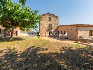 Maison rustique avec jardin à vendre à Sant Iscle d´Emporda