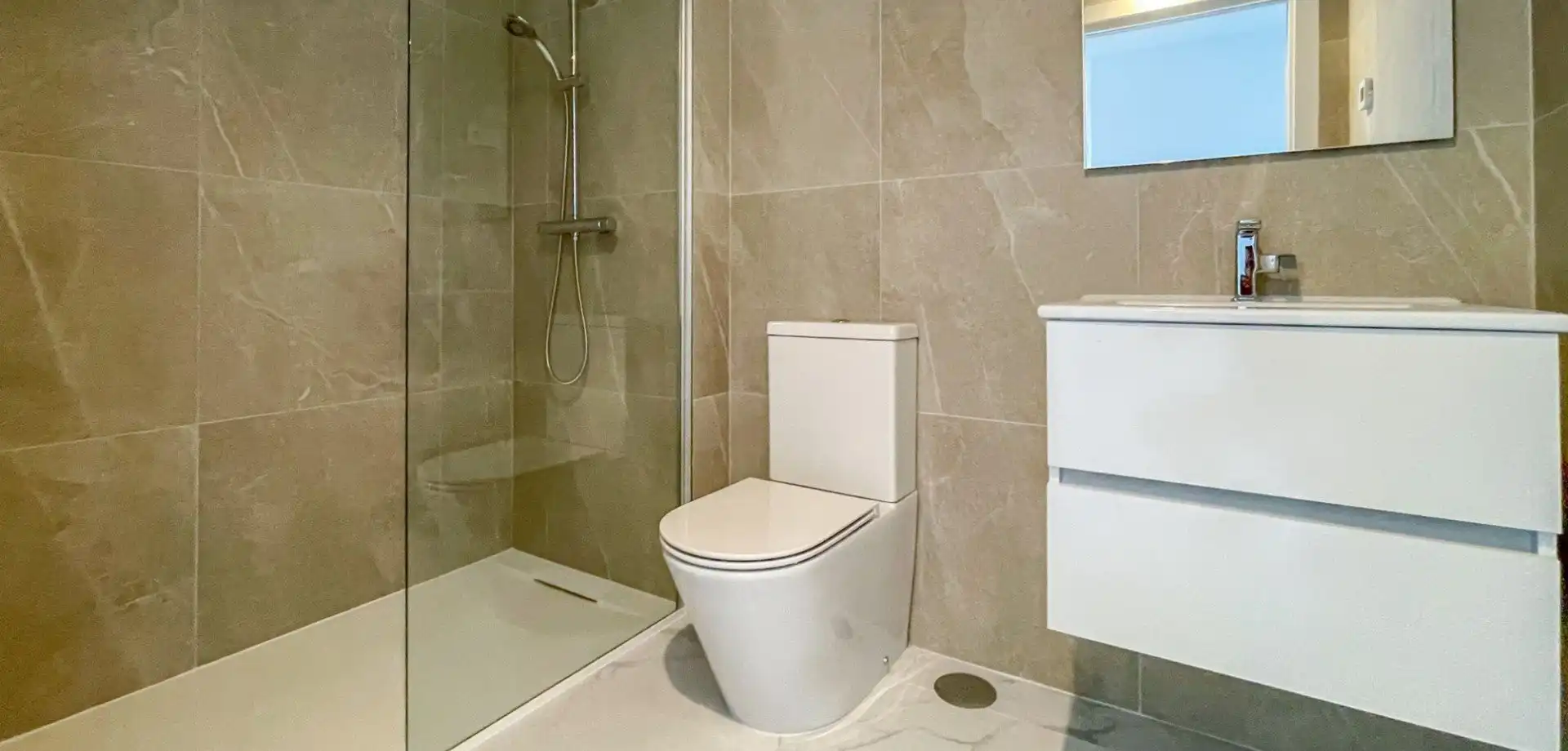 Baño de Apartamento en venta en Torrevieja con Calefacción, Jardín privado y Terraza
