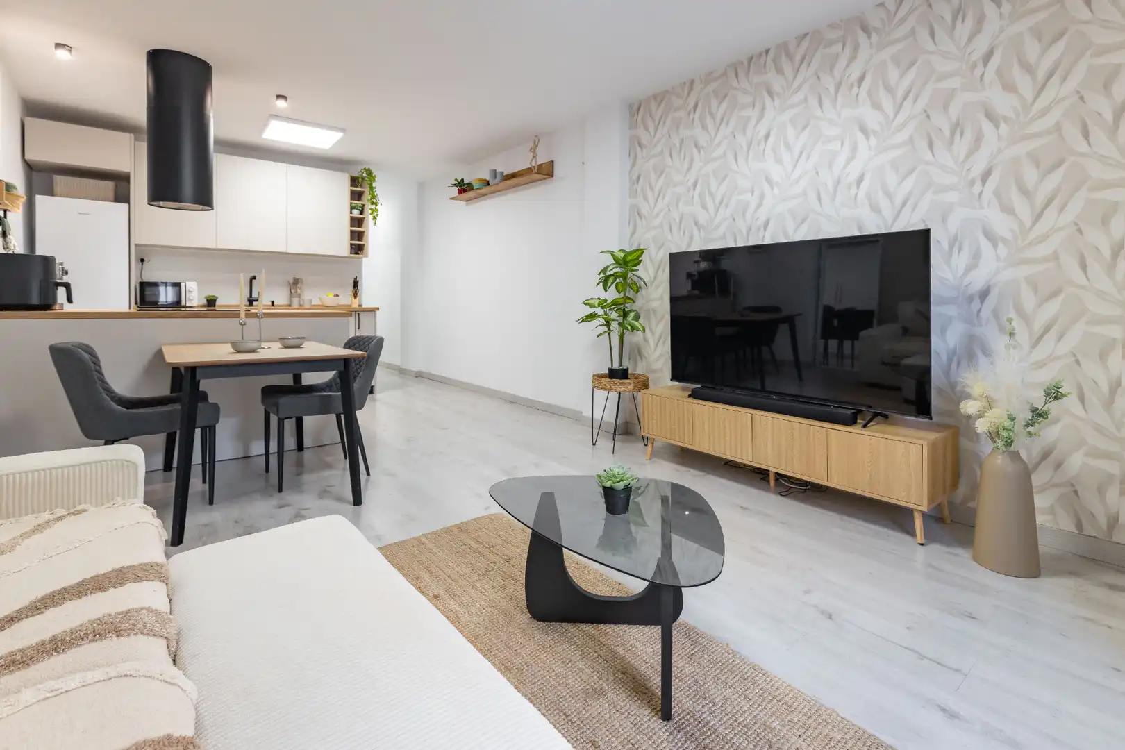 Sala d'estar de Planta baixa en venda en La Pobla de Vallbona amb Aire condicionat, Terrassa i Moblat