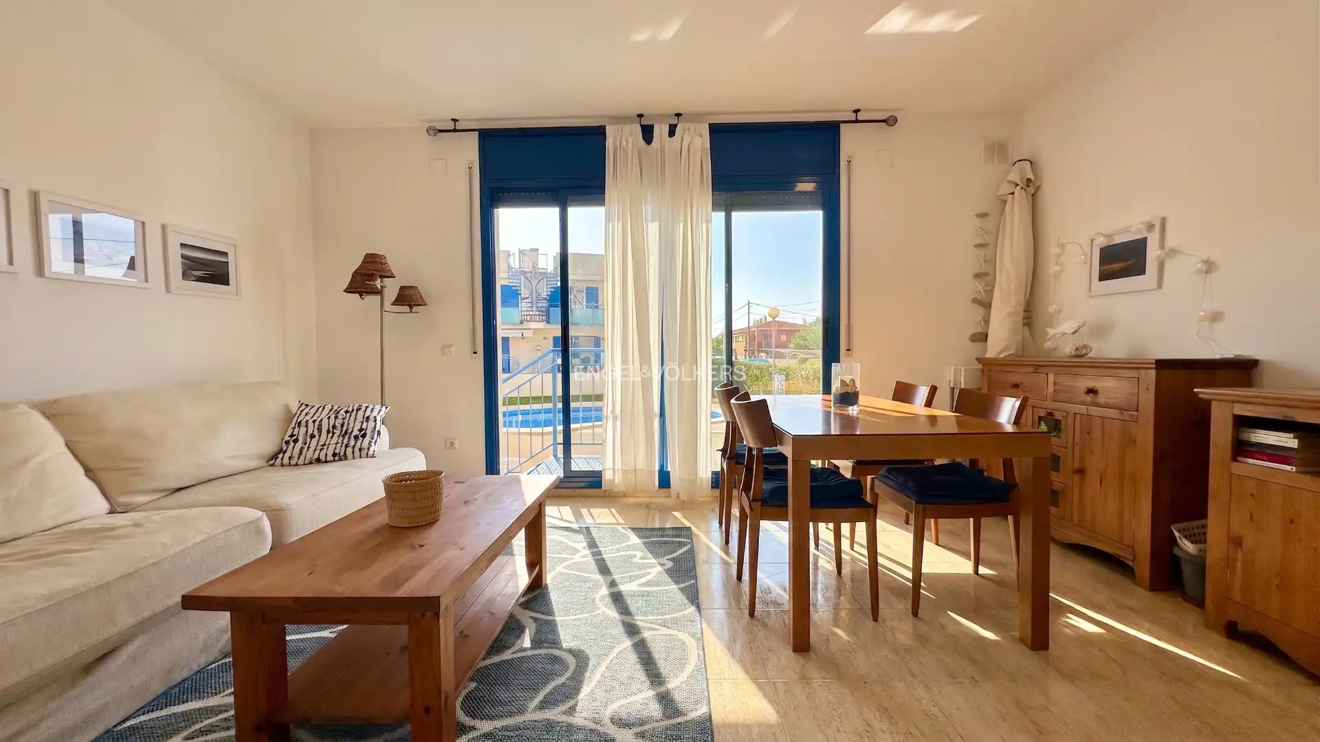 Sala d'estar de Casa adosada en venda en L'Ampolla amb Aire condicionat, Moblat i Balcó