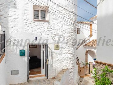 Casa amb balcó en venda a Salares
