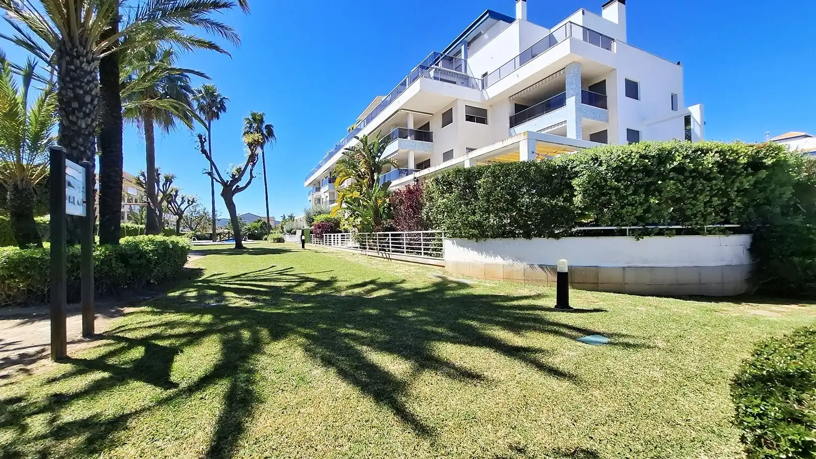 Vista exterior de Àtic en venda en Dénia amb Aire condicionat, Calefacció i Jardí privat