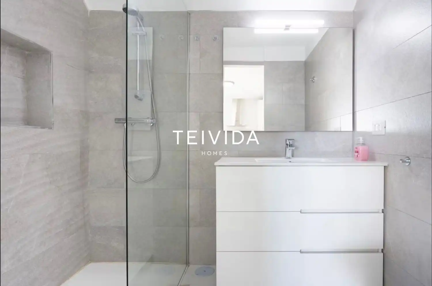 Baño de Piso en venta en El Rosario con Terraza y Amueblado
