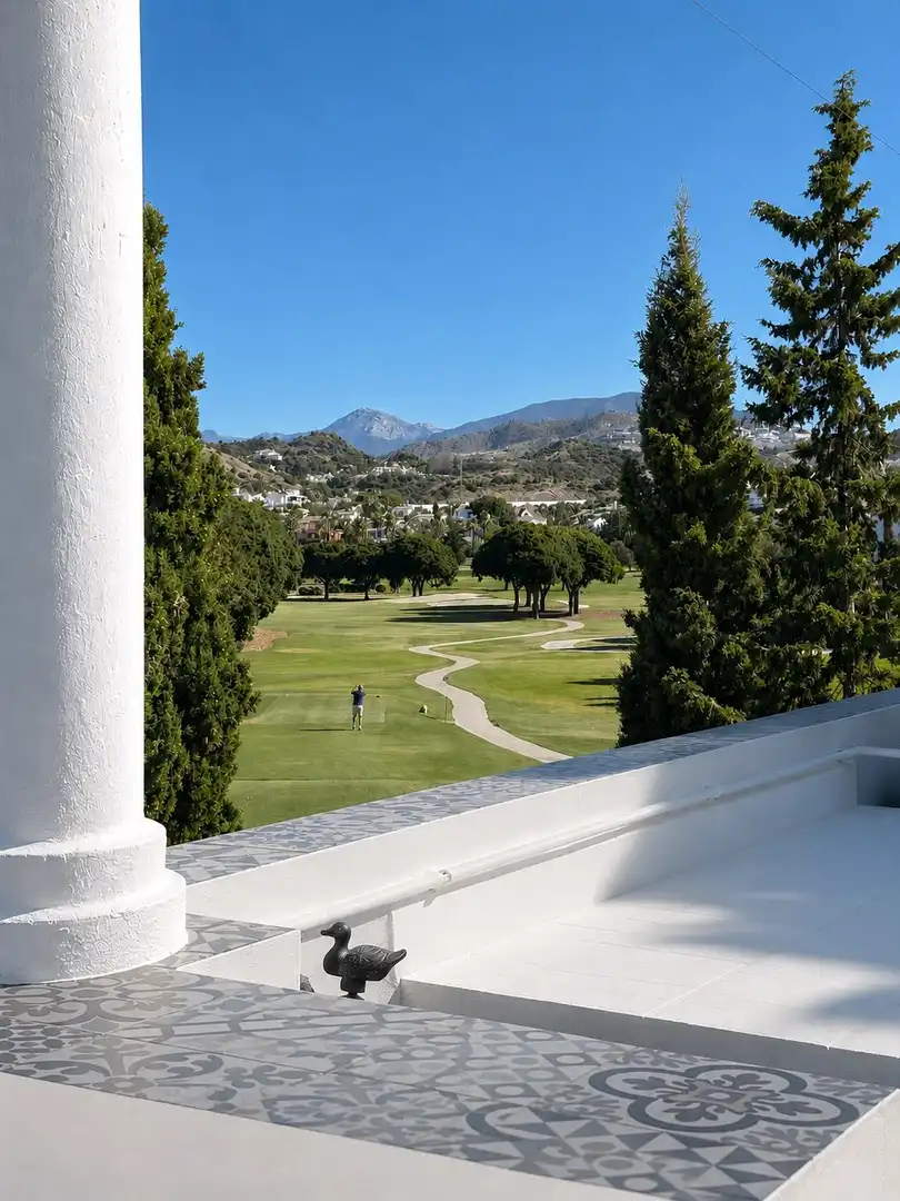 Vista exterior de Casa adosada en venda en Marbella amb Aire condicionat, Terrassa i Piscina
