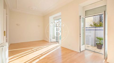 Piso en venta con patio interior único en finca clásica., imagen 3