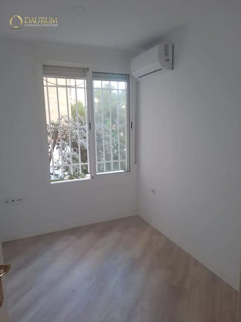 Bedroom of Flat for sale in Sevilla  with Air Conditioner, Heating and Terrace