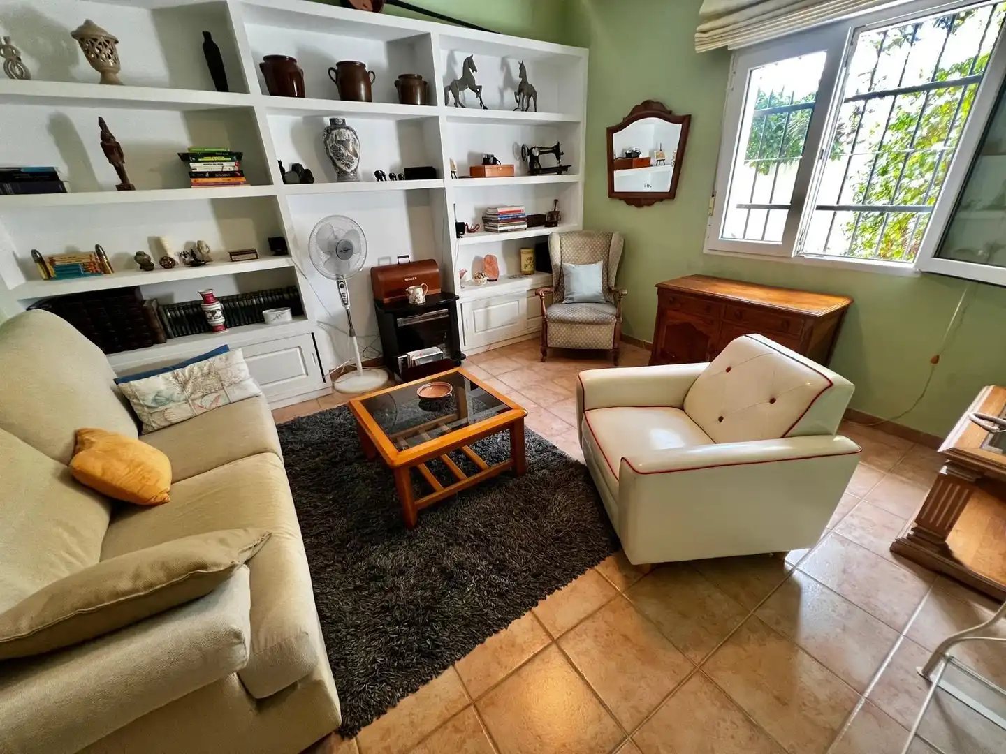 Sala d'estar de Casa o xalet en venda en Málaga amb Aire condicionat, Calefacció i Jardí privat