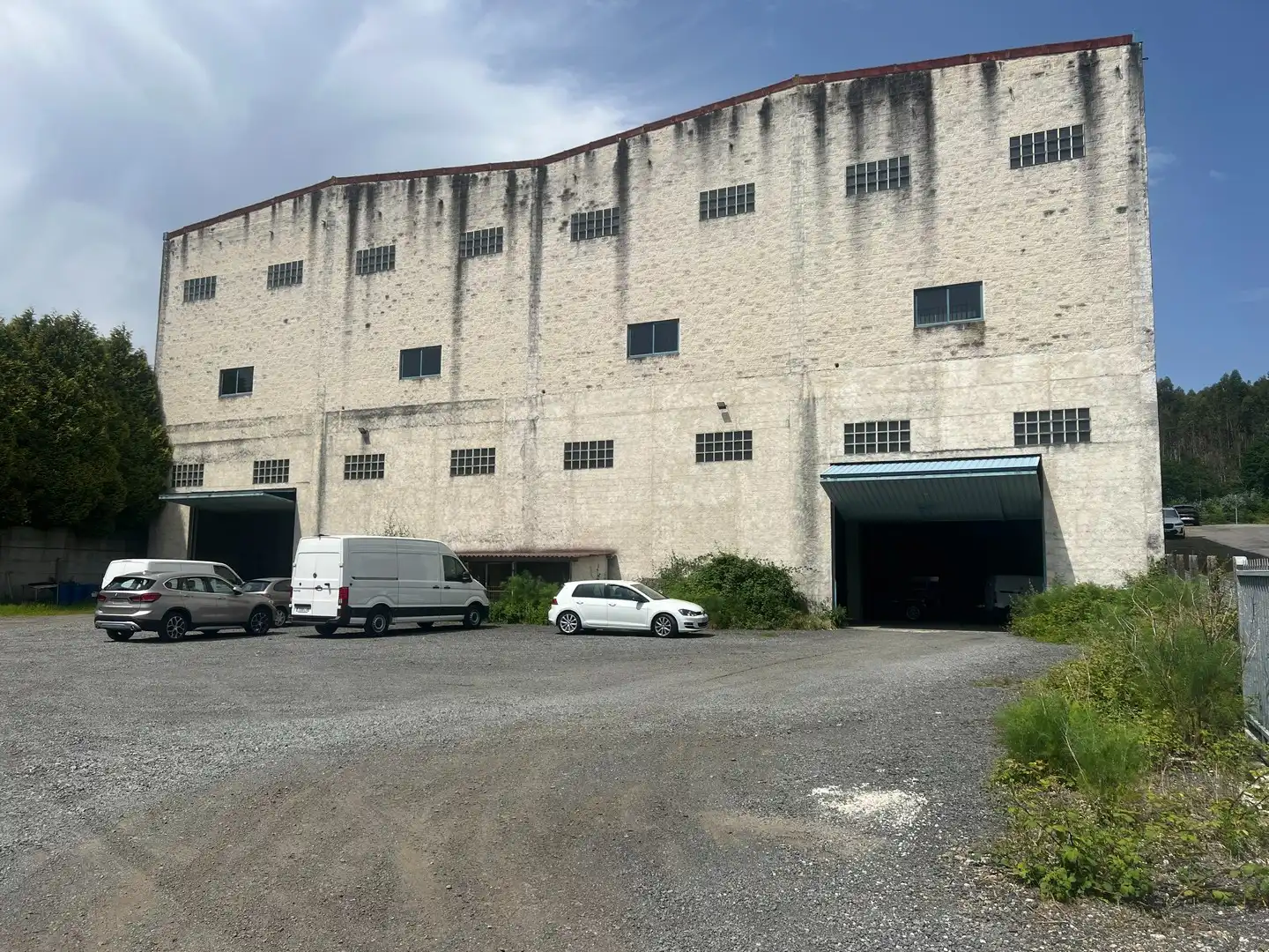 Außenansicht von Fabrikhallen zur Miete in Ordes
