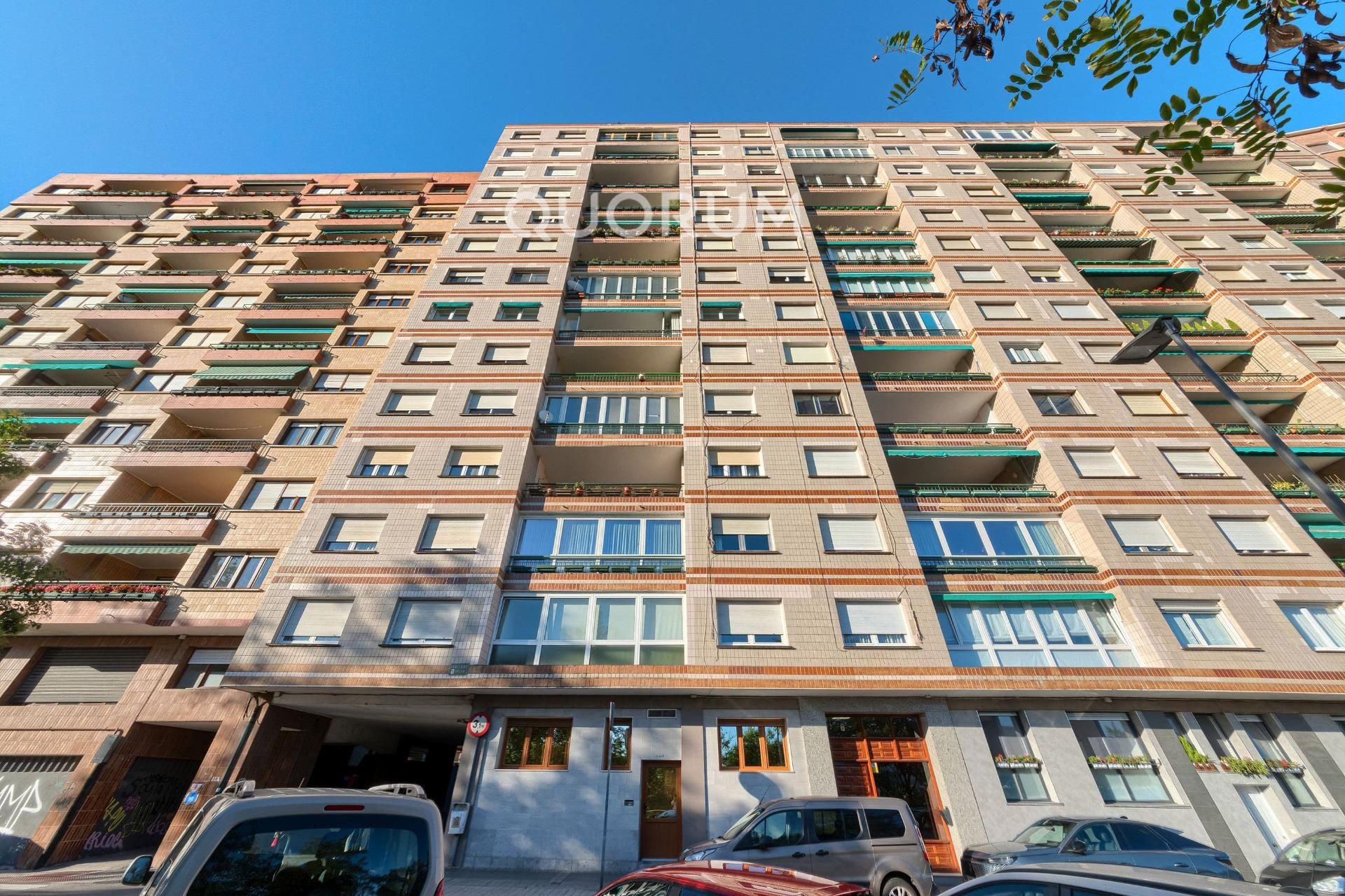 Vista exterior de Pis en venda en Basauri  amb Calefacció, Terrassa i Balcó