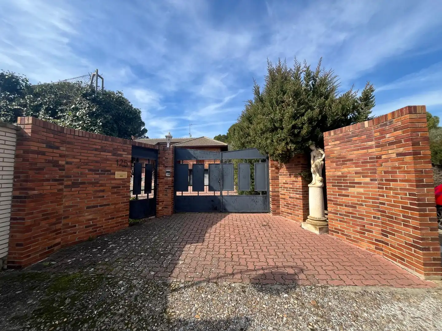 Vista exterior de Casa o xalet en venda en Zaragoza amb Aire condicionat, Calefacció i Jardí privat